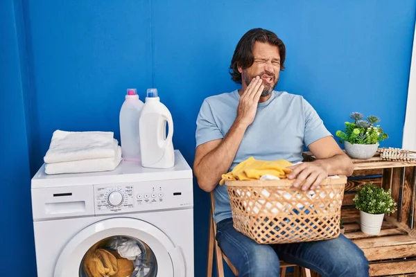 Hombre Guapo Mediana Edad Que Espera Para Lavar Tocando Boca —  Fotos de Stock