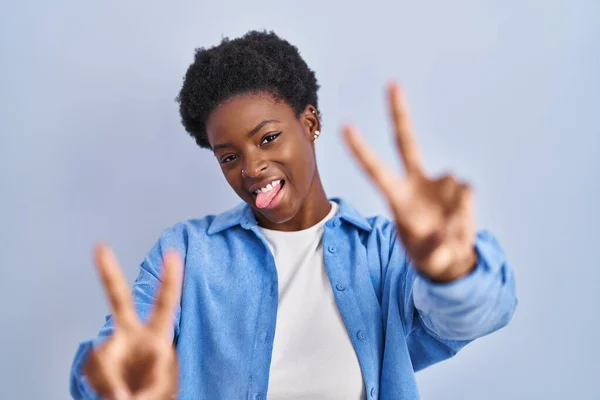 Femme Afro Américaine Debout Sur Fond Bleu Souriant Avec Langue — Photo
