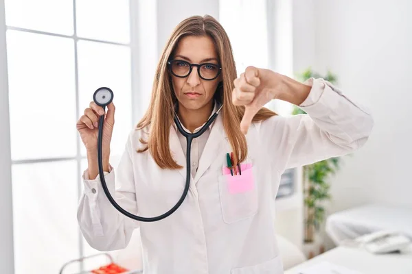 Young Woman Wearing Doctor Uniform Holding Stethoscope Angry Face Negative — Stock Photo, Image
