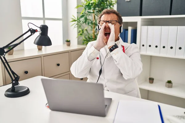 Senior Doctor Man Working Online Appointment Shouting Angry Out Loud — Stock Photo, Image