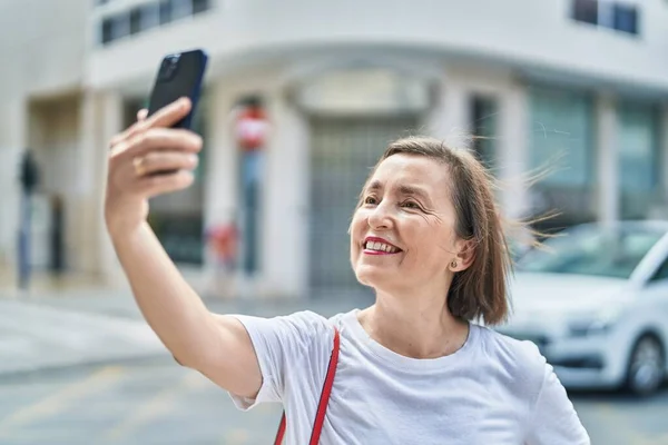 Medelålders Kvinna Ler Säker Att Göra Selfie Smartphone Gatan — Stockfoto