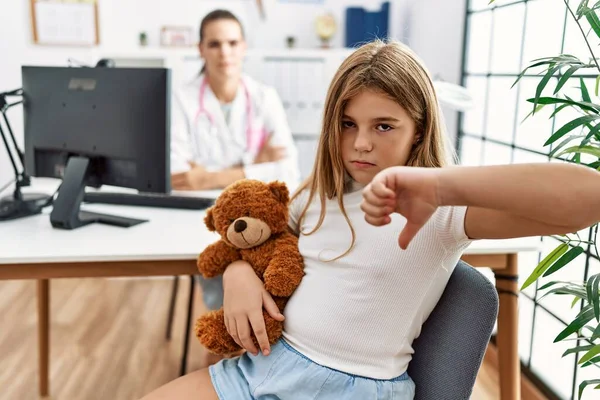 Pediyatri Kliniğindeki Küçük Sarışın Kız Kızgın Yüzlü Kadın Doktor Olumsuz — Stok fotoğraf