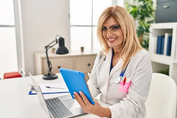 Mulher Loira Meia Idade Usando Uniforme Médico Usando Touchpad Clínica — Fotografia de Stock