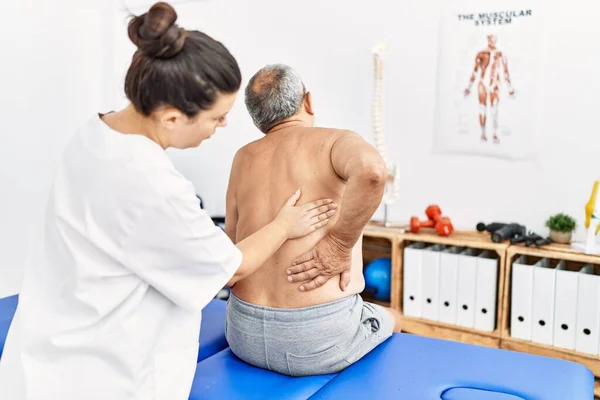 Fisioterapista Paziente Vista Posteriore Che Fanno Una Sessione Riabilitazione Clinica — Foto Stock