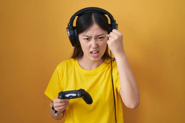 Chinesische Junge Frau Die Videospiel Spielt Hält Kontrolleur Wütend Und — Stockfoto