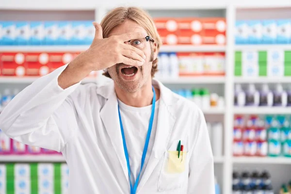 Homem Caucasiano Com Bigode Trabalhando Farmácia Farmácia Espreitando Choque Cobrindo — Fotografia de Stock