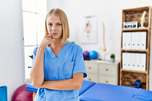 Young Caucasian Physiotherapist Woman Working Pain Recovery Clinic Serious Face — Photo