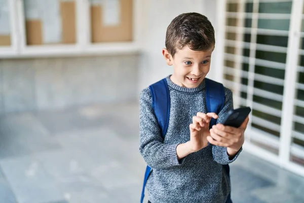 Okulda Akıllı Telefon Kullanan Sarışın Bir Çocuk — Stok fotoğraf