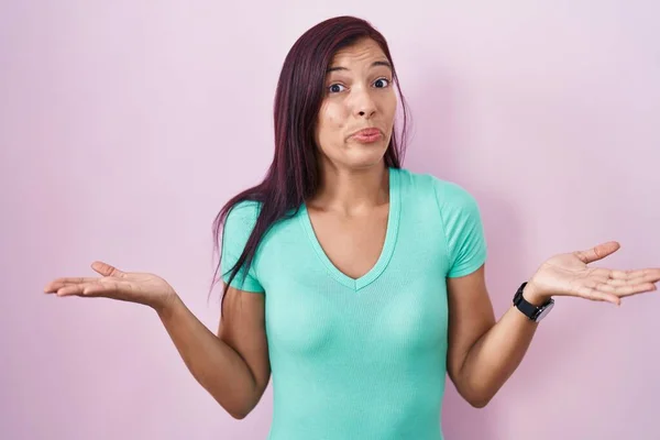 Young Hispanic Woman Standing Pink Background Clueless Confused Expression Arms — Stock Photo, Image