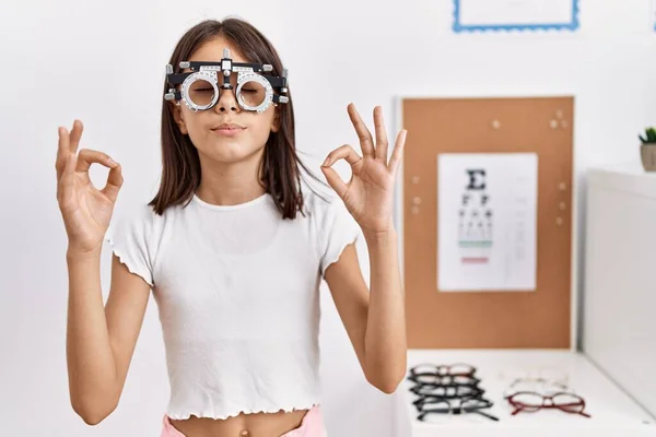 年轻的惊慌失措的女孩戴着验光眼镜放松 闭上双眼微笑 用手指做冥想动作 瑜伽概念 — 图库照片