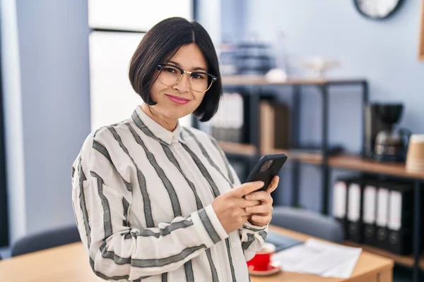 Young Chinese Woman Business Worker Using Smartphone Office — Stock fotografie