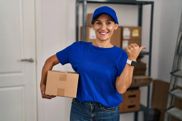 Middle Age Brunette Woman Working Wearing Delivery Uniform Cap Pointing — Fotografia de Stock