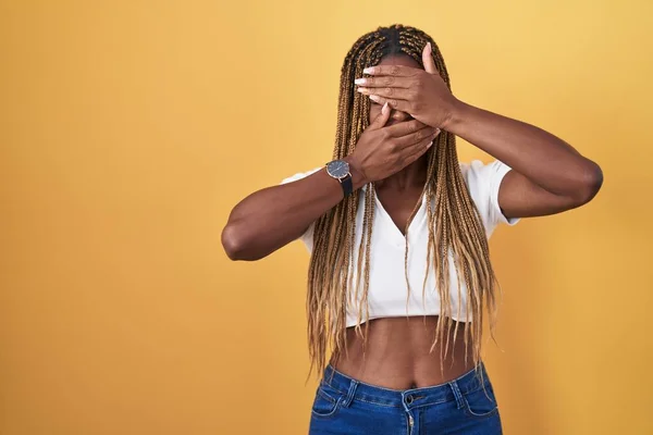 Afro Amerikaanse Vrouw Met Gevlochten Haar Gele Achtergrond Die Ogen — Stockfoto