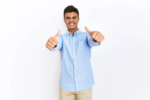 Ung Latinamerikansk Man Bär Business Shirt Står Över Isolerad Bakgrund — Stockfoto