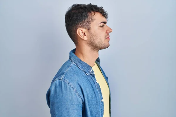 Young Hispanic Man Standing Blue Background Looking Side Relax Profile — Stock Photo, Image