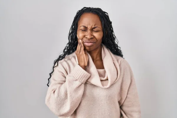 Afrikansk Kvinna Står Över Vit Bakgrund Röra Munnen Med Handen — Stockfoto