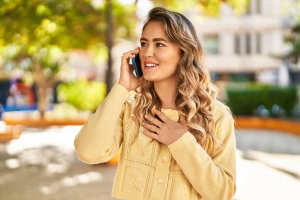 Parktaki Akıllı Telefondan Konuşan Kendine Güvenen Genç Bir Kadın — Stok fotoğraf