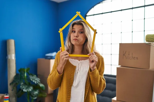 Een Jonge Vrouw Die Haar Nieuwe Wangen Staat Puffen Met — Stockfoto