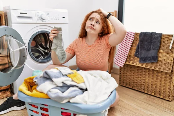 Ung Rödhårig Kvinna Som Lägger Smutstvätt Tvättmaskinen Förvirrar Och Undrar — Stockfoto