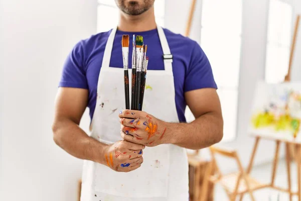 Jeune Homme Hispanique Tenant Des Pinceaux Studio Art — Photo
