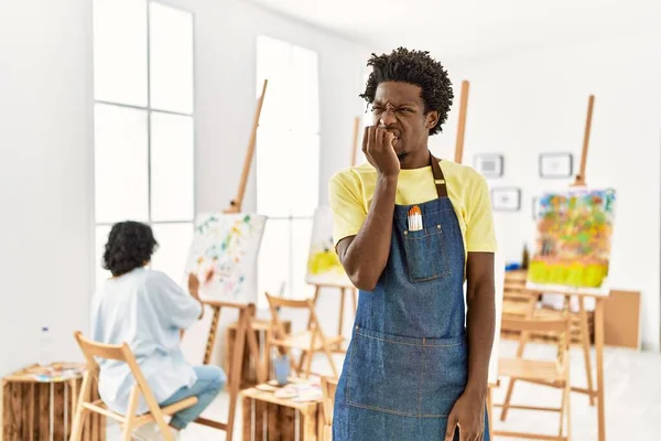Jeune Homme Africain Debout Studio Art Regardant Stressé Nerveux Avec — Photo