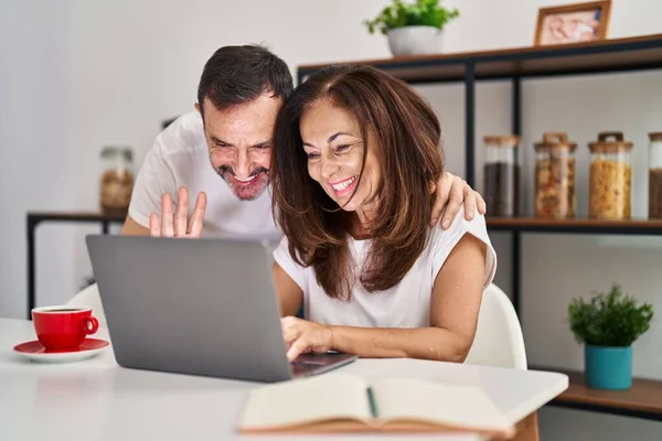 Medelålders Man Och Kvinna Par Som Har Videosamtal Sitter Bordet — Stockfoto