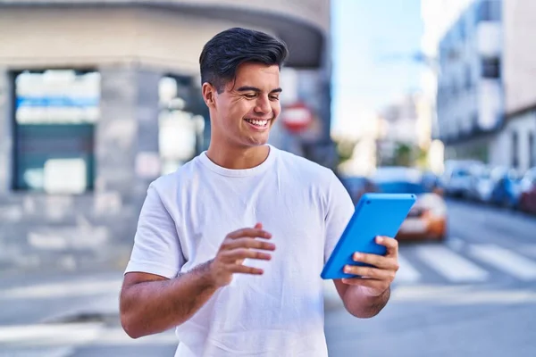 Young Hispanic Man Smiling Confident Using Touchpad Street — ストック写真