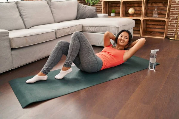 Young Chinese Woman Smiling Confident Training Abs Exercise Home — Stock Photo, Image