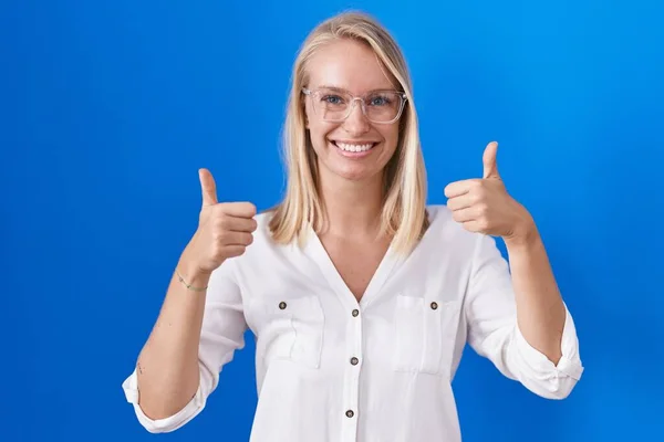 Young Caucasian Woman Standing Blue Background Success Sign Doing Positive — Stock Photo, Image