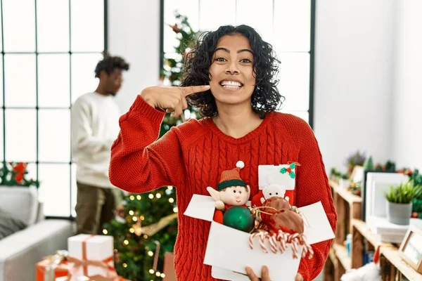 Junge Hispanische Frau Steht Weihnachtsbaum Mit Dekoration Lächelt Fröhlich Und — Stockfoto