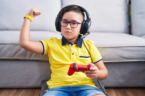 Joven Niño Hispano Jugando Videojuego Sosteniendo Controlador Usando Auriculares Persona — Foto de Stock