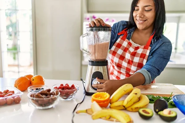 Hispanic Brunette Woman Preparing Fruit Smoothie Blender Kitchen — Stok fotoğraf