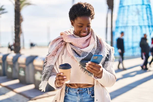 Afričanky Americká Žena Pomocí Smartphone Pití Kávy Ulici — Stock fotografie