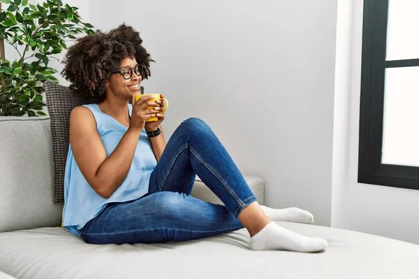 Young African American Woman Smiling Confident Drinking Coffee Home — Stock fotografie