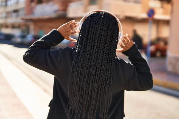 アフリカ系アメリカ人女性が路上で音楽を聴く — ストック写真