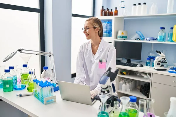 Young Blonde Woman Scientist Smiling Confident Using Laptop Laboratory — Stock Photo, Image