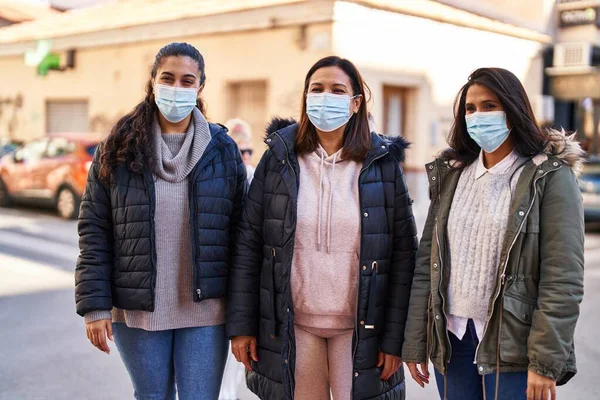 Three Woman Mother Daughters Wearing Medical Mask Standing Together Street — Stock Photo, Image