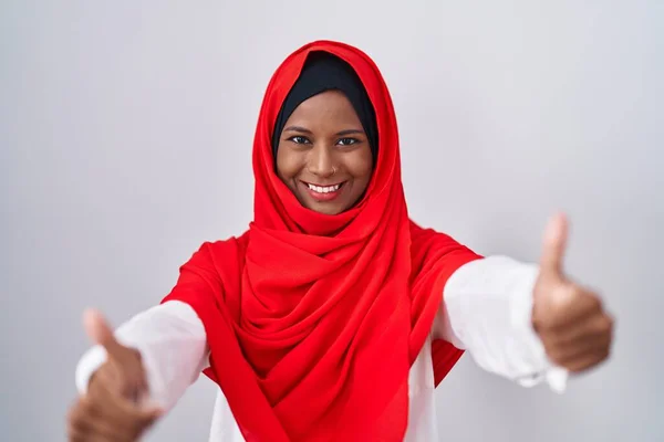 전통적 스카프를 손으로 긍정적 행동을 용인하는 아라파의 여성이 웃으며 성공을 — 스톡 사진