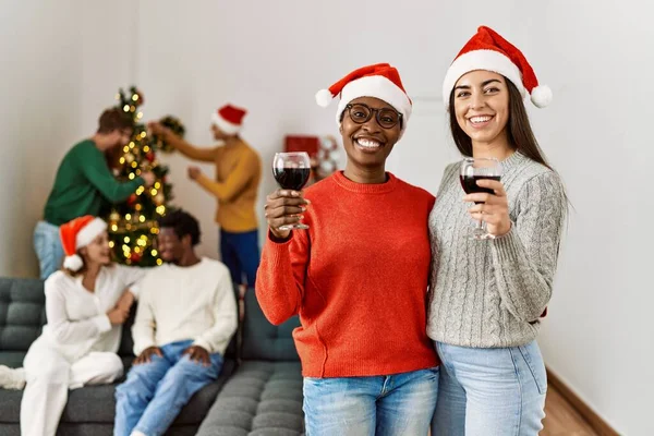 Gruppo Giovani Che Festeggiano Natale Due Donne Sorridenti Felice Bere — Foto Stock