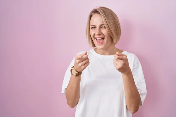 Young Caucasian Woman Standing Pink Background Pointing Fingers Camera Happy — Foto Stock