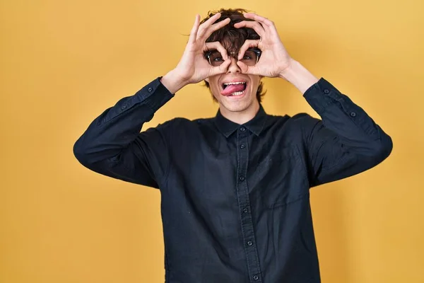 Νεαρός Άνδρας Που Φοράει Γυαλιά Πάνω Από Κίτρινο Φόντο Κάνει — Φωτογραφία Αρχείου