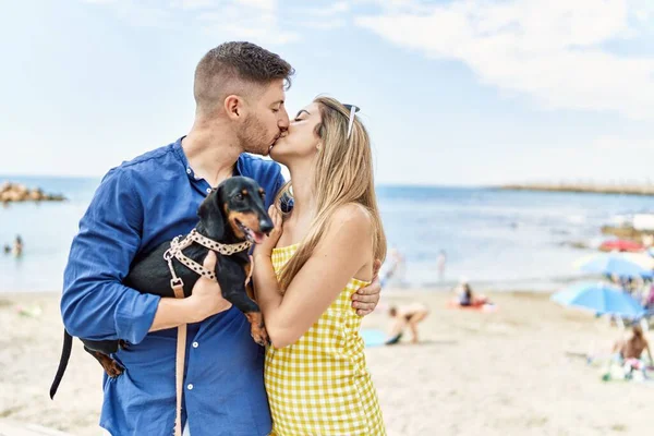 Young Caucasian Couple Kissing Hugging Dog Beach — 스톡 사진