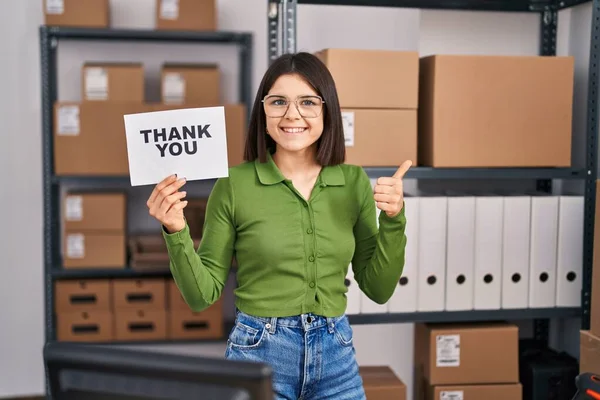 Junge Hispanische Ärztin Die Einem Kleinen Geschäft Commerce Arbeitet Hält — Stockfoto