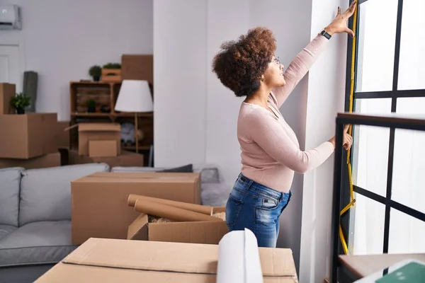 Afrikansk Amerikansk Kvinna Ler Säker Mätfönster Hemma — Stockfoto