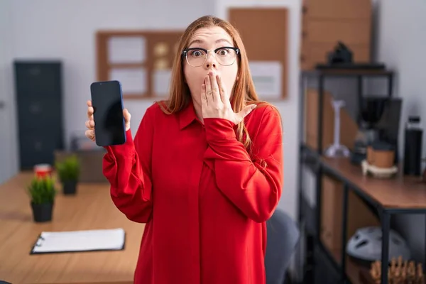 Redhead Woman Working Office Showing Smartphone Screen Covering Mouth Hand — Stock Photo, Image