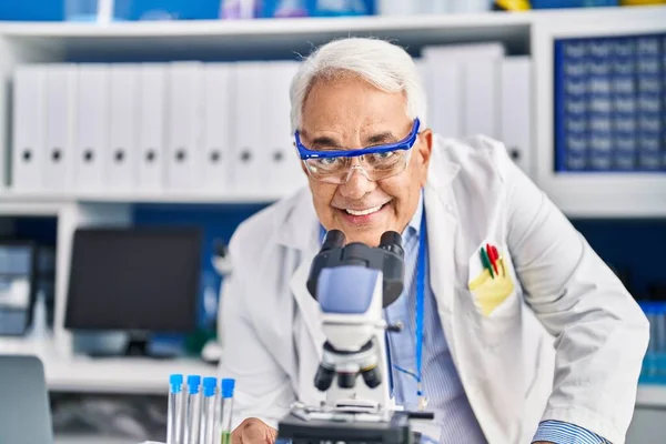 Senior Man Scientist Using Microscope Working Laboratory — Stock Photo, Image