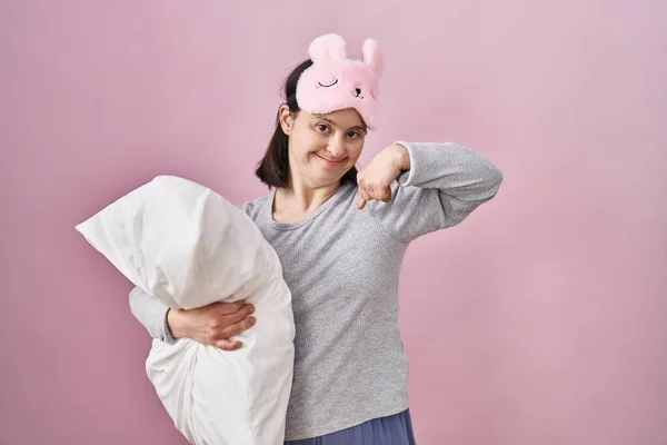 Γυναίκα Σύνδρομο Φορώντας Μάσκα Ύπνου Αγκαλιάζει Μαξιλάρι Αναζητούν Αυτοπεποίθηση Χαμόγελο — Φωτογραφία Αρχείου