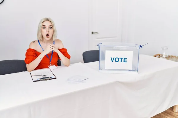 Jeune Femme Caucasienne Aux Élections Politiques Assis Par Bulletin Vote — Photo