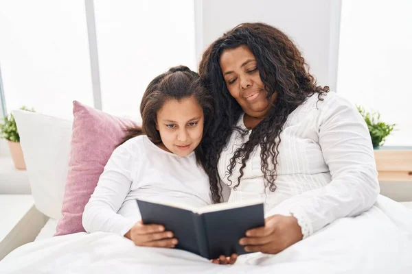 Μητέρα Και Κόρη Διαβάζοντας Βιβλίο Κάθεται Στο Κρεβάτι Στο Υπνοδωμάτιο — Φωτογραφία Αρχείου