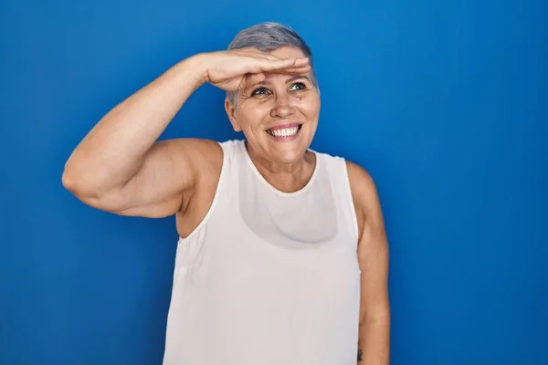 Mujer Caucásica Mediana Edad Pie Sobre Fondo Azul Muy Feliz —  Fotos de Stock